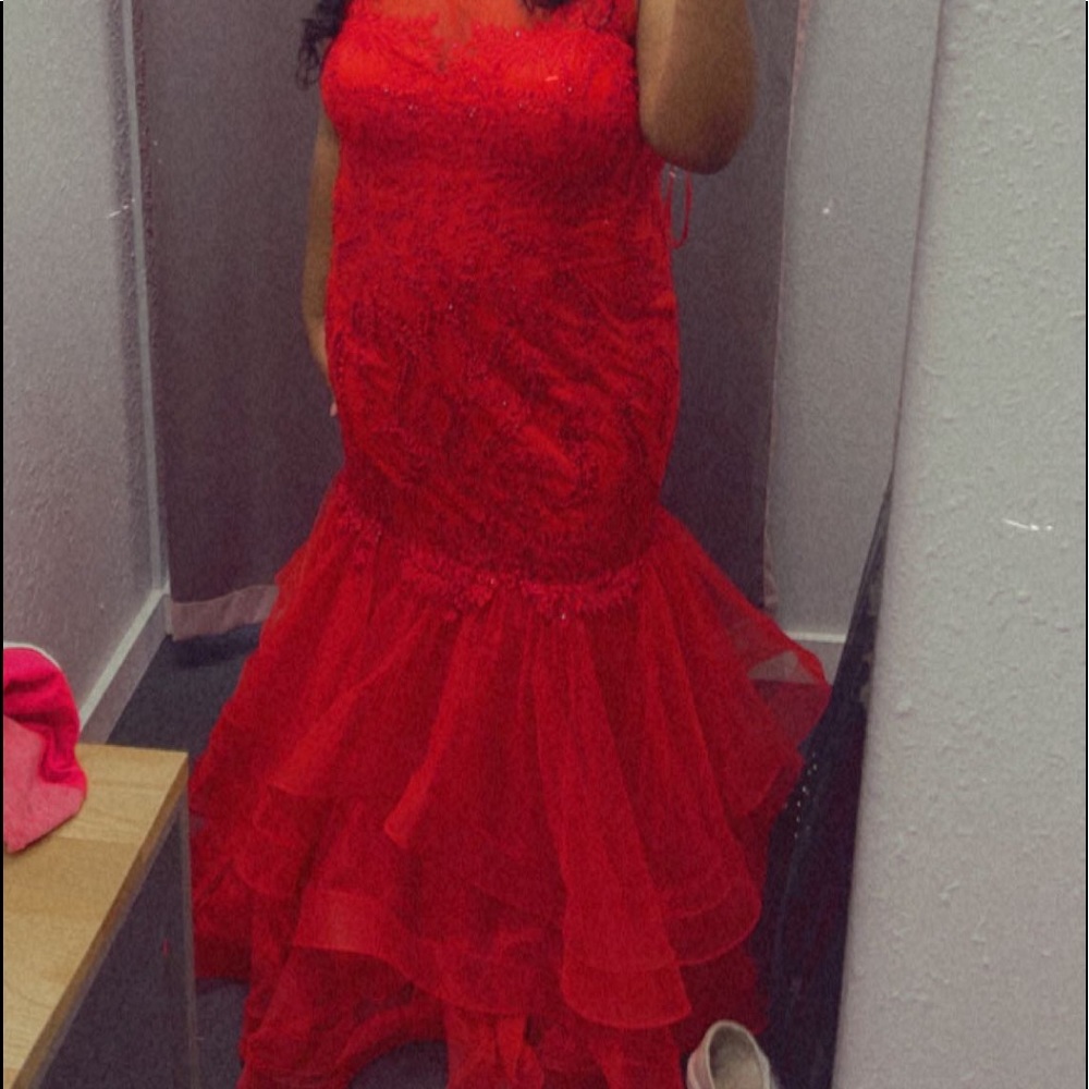 Only worn once, size 18 but fits a little bigger. Can be modified.